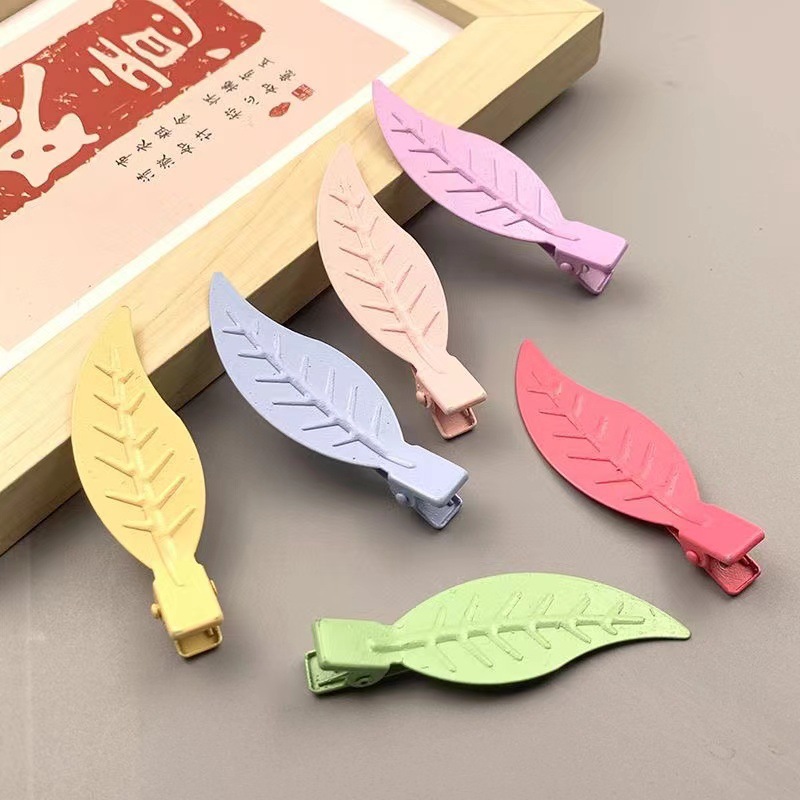 Rubber paint leaf hair clips, sweet and cute dopamine hair clips, side clips, artistic girl hair growth clips wholesale Specification drawing