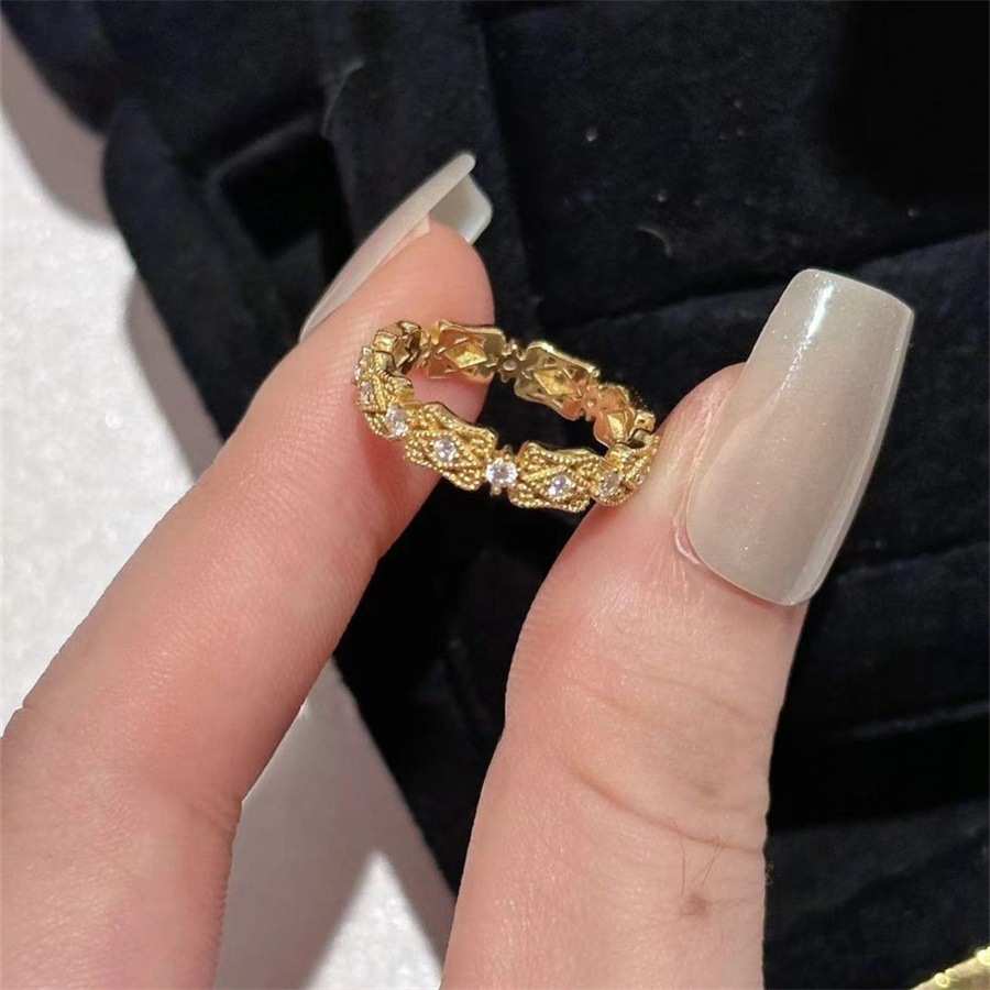 A retro palace hollowed-out zircon lace ring, a middle-aged women's index finger ring, a niche, light luxury and high-end open ring Application Scenario