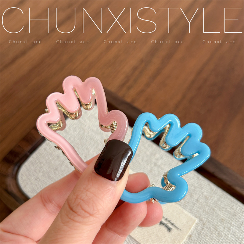 YD Italian style creative palm ~ Simple and high-end acetate claw clip, small hair volume, medium and short hair shark clip Application Scenario