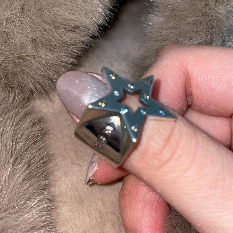 An aged and retro design, a high-end three-dimensional hollowed-out five-pointed star diamond, a unique and niche silver star opening ring Application Scenario
