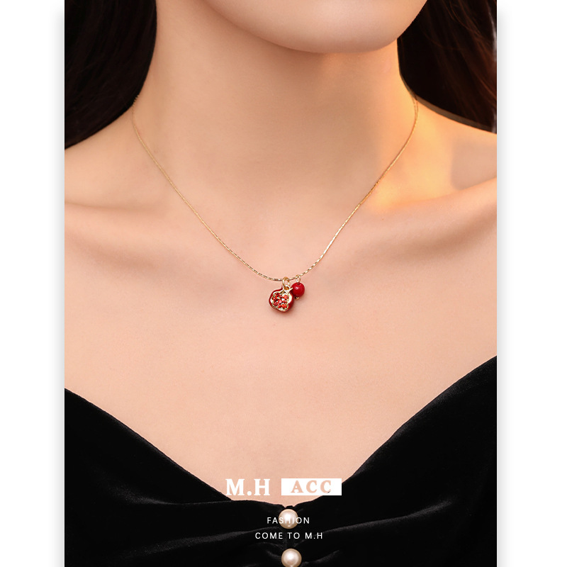 Angolan pomegranate necklace, sweater accessory, high-end elegance, collarbone chain, fashionable commuting resin fine chain pendant full figure