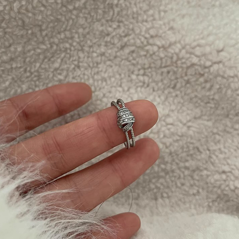 The cross-wound woven ring is a niche design for women, featuring a fashionable, individual, light luxury, high-end and cold style. It is simple and unique for the index finger full figure
