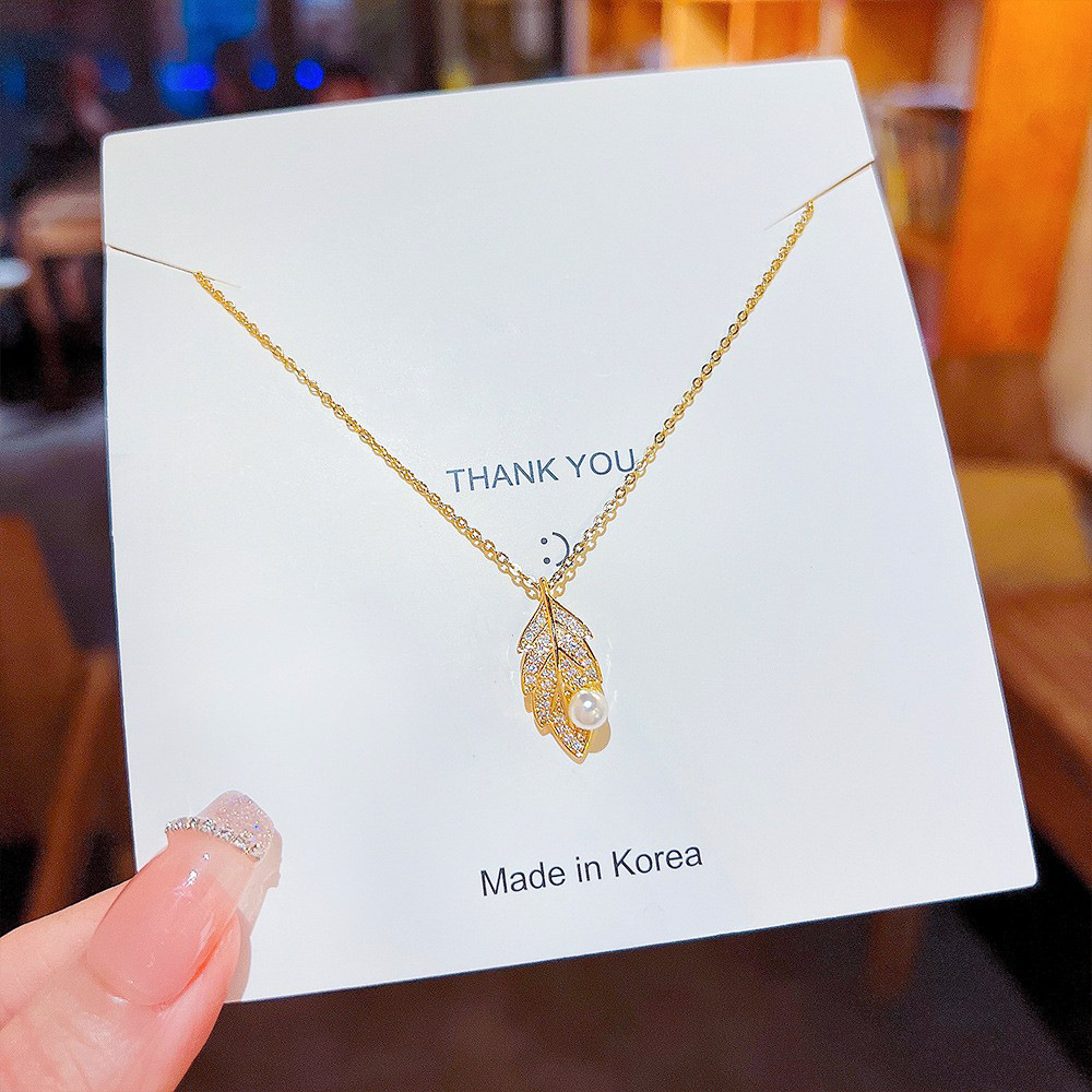 The 2025 new minimalist pearl necklace with an inS-style, high-end, niche collarbone chain and a trendy leaf pendant full figure