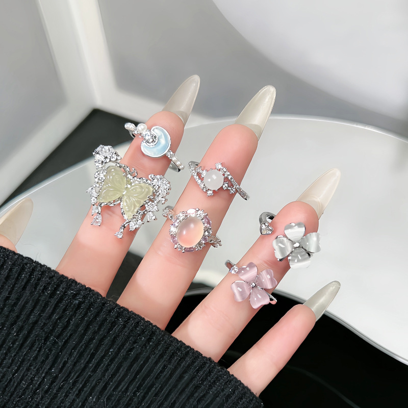 New Chinese-style imitation chalcedony thorn butterfly ring for women, rotatable four-leaf clover flower, fashionable and elegant stacked index finger ring details Picture