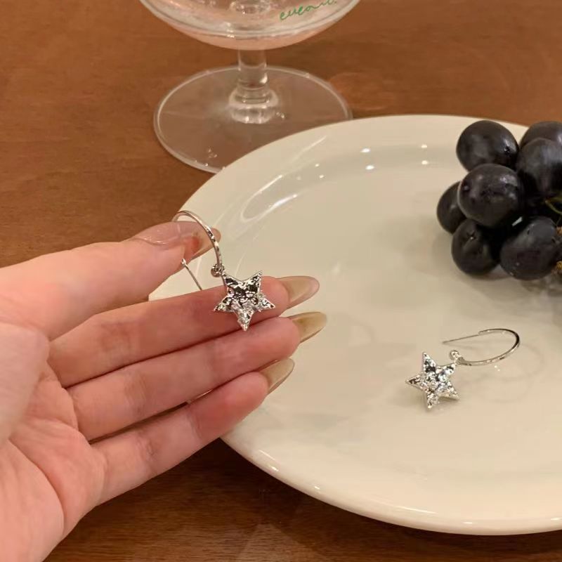 Sweet and cool style ~ Five-pointed star stud earrings for women, a unique and versatile design, light luxury and spicy girl earrings, high-end earrings details Picture