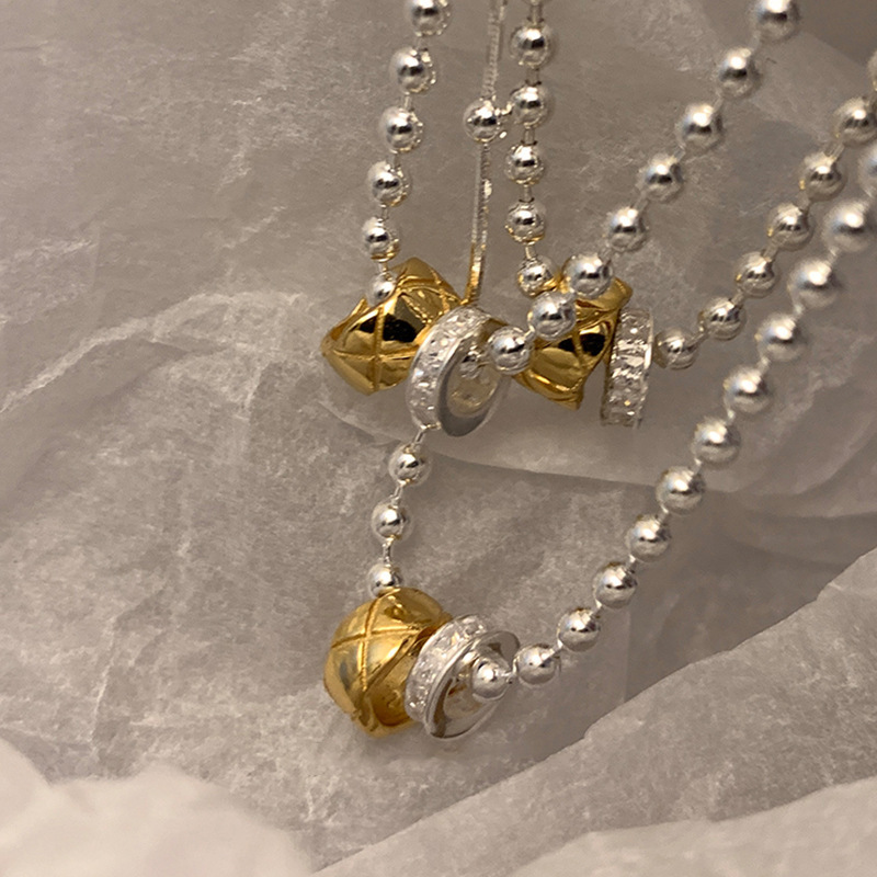 This is a simple, individual, fashionable and elegant women's necklace and collarbone chain with gold and silver contrasting colors details Picture