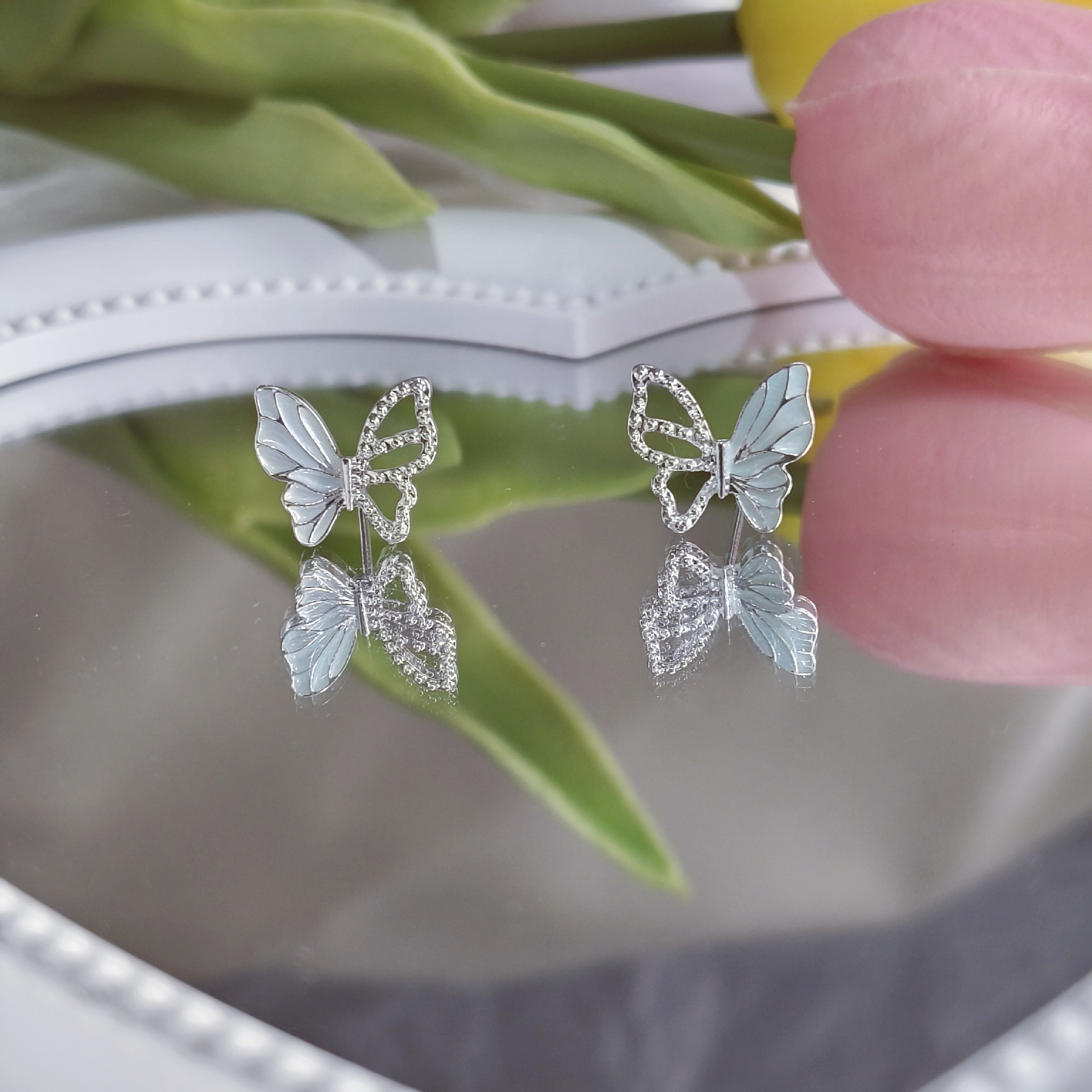 Suitable for ~ Semi-hollowed-out oil-dripping butterfly stud earrings, with a unique and high-end design sense, trendy and versatile on Instagram, and are popular earrings for women full figure
