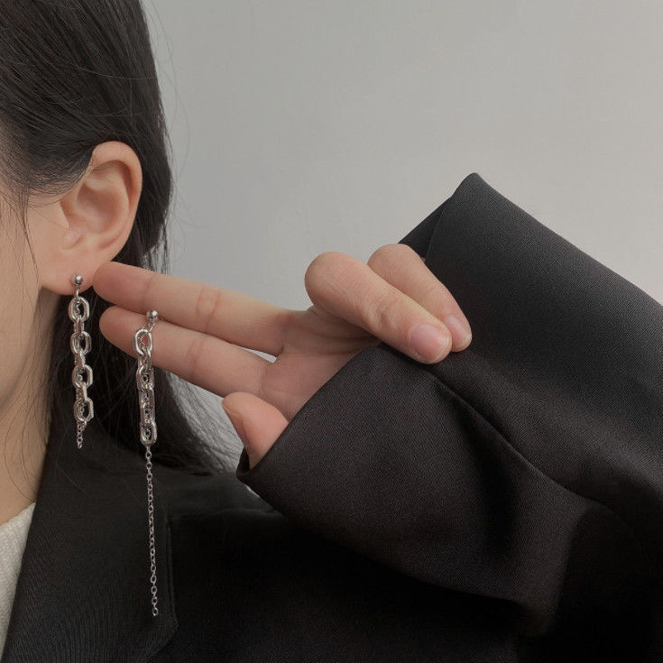 ins Cold style asymmetrical chain tassel earrings, 2025 new trendy and unique stud earrings, stylish and internet-famous earrings Application Scenario