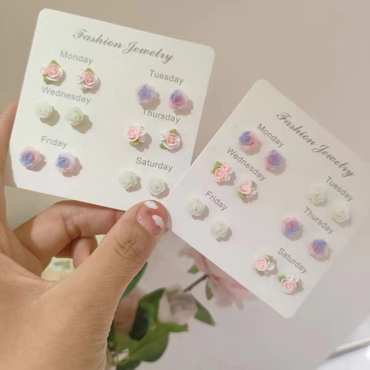 Elegant Korean-style, fresh and versatile, small and exquisite camellia ear studs, a light and luxurious sweet girl's ear accessory trend full figure