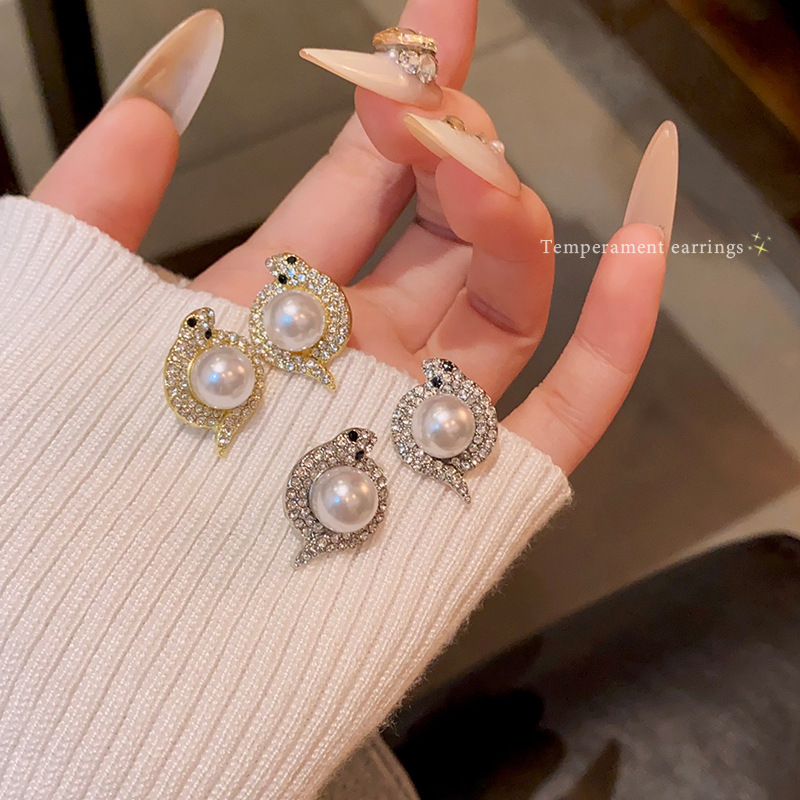 Light luxury style, fashionable and unique, snake pearl stud earrings, women's niche, high-end design sense, exquisite and cold style earrings wholesale Specification drawing