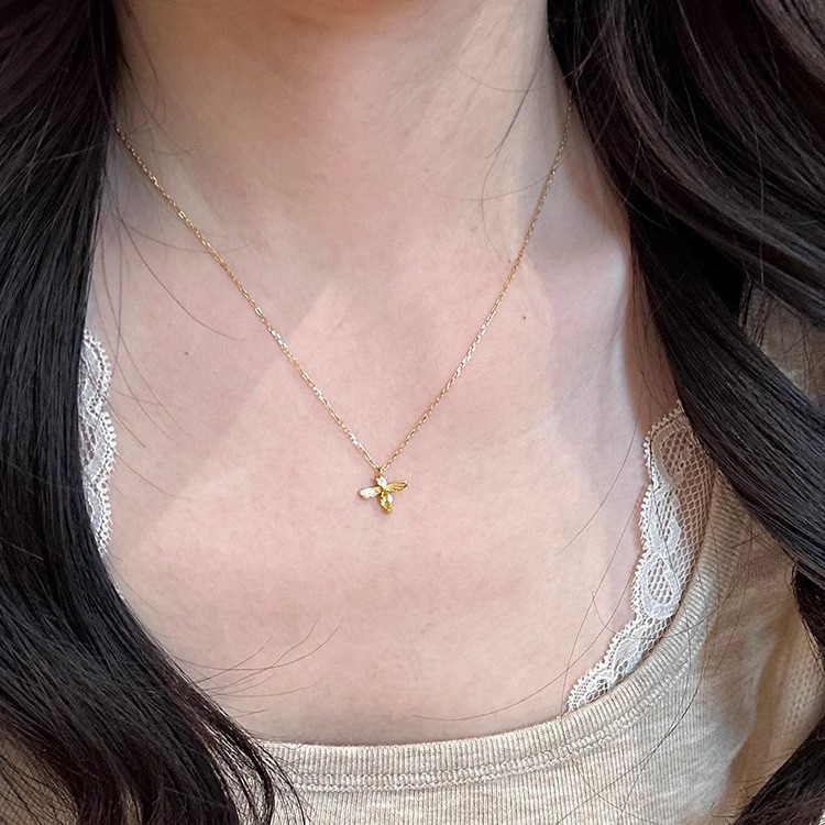 This simple and cute golden bee pendant necklace features a light luxury and niche design that is versatile and does not fade. It is a collarbone chain full figure