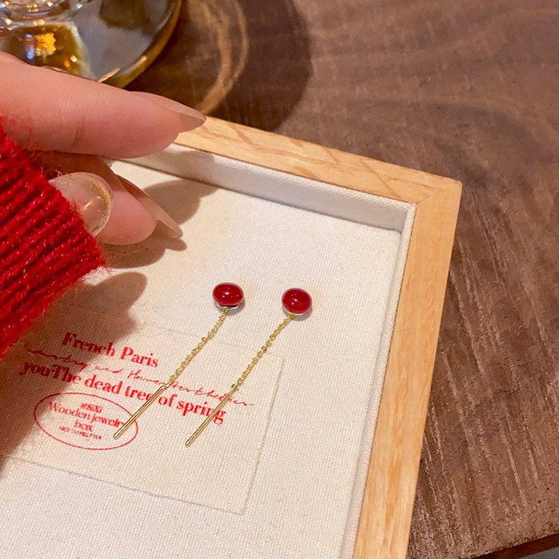 The Ankela red love bean tassel ear thread exudes a feminine, high-end and exquisite touch. The delicate ear studs are a light luxury and New Year's style earrings Specification drawing