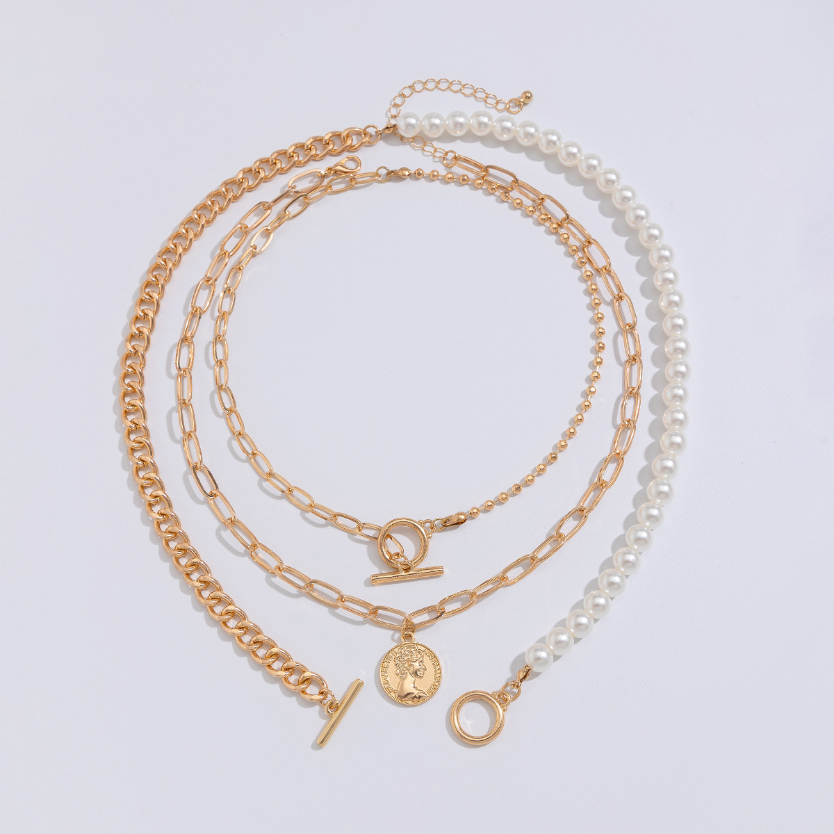 This is an Instagram-style imitation pearl twisted necklace from Europe and America, a versatile geometric round multi-layer collarbone chain Application Scenario