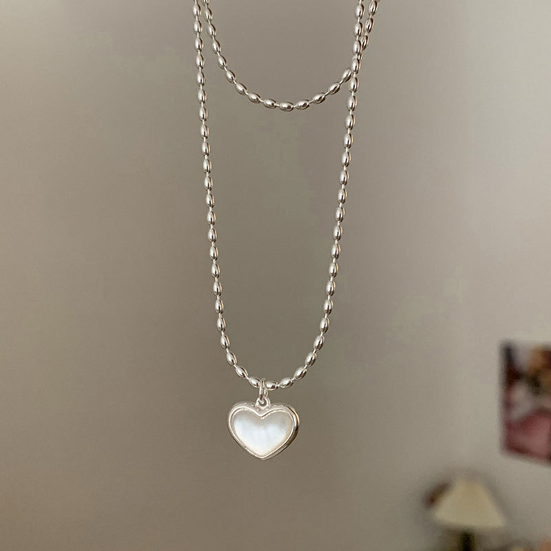 Mother-of-pearl heart-shaped pendant necklace for women, a niche, light luxury, elegant and simple style, fashionable and trendy, versatile necklace and collarbone chain Application Scenario