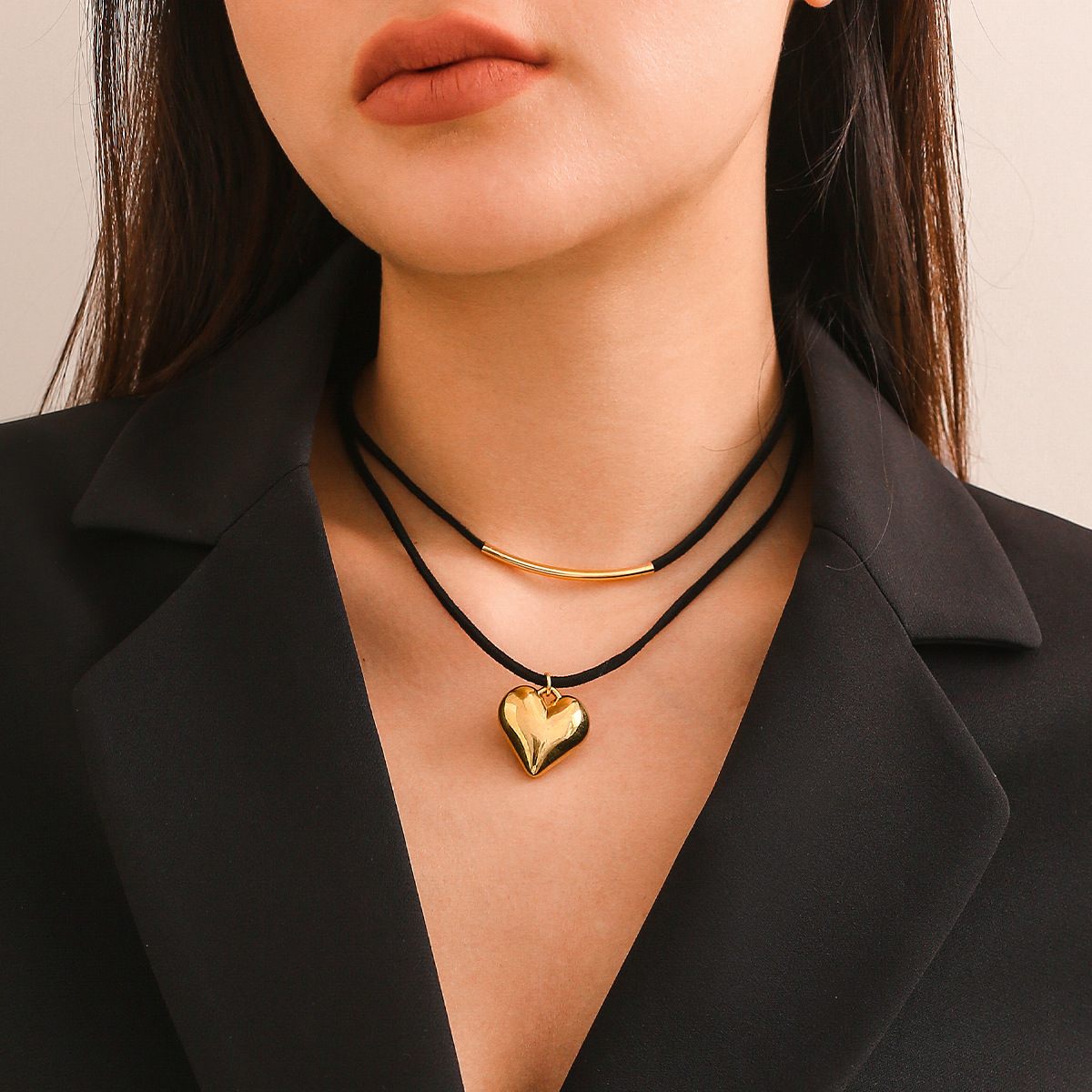 European and American cross-border jewelry black rope velvet geometric heart Necklace simple curved tube heart Necklace details Picture