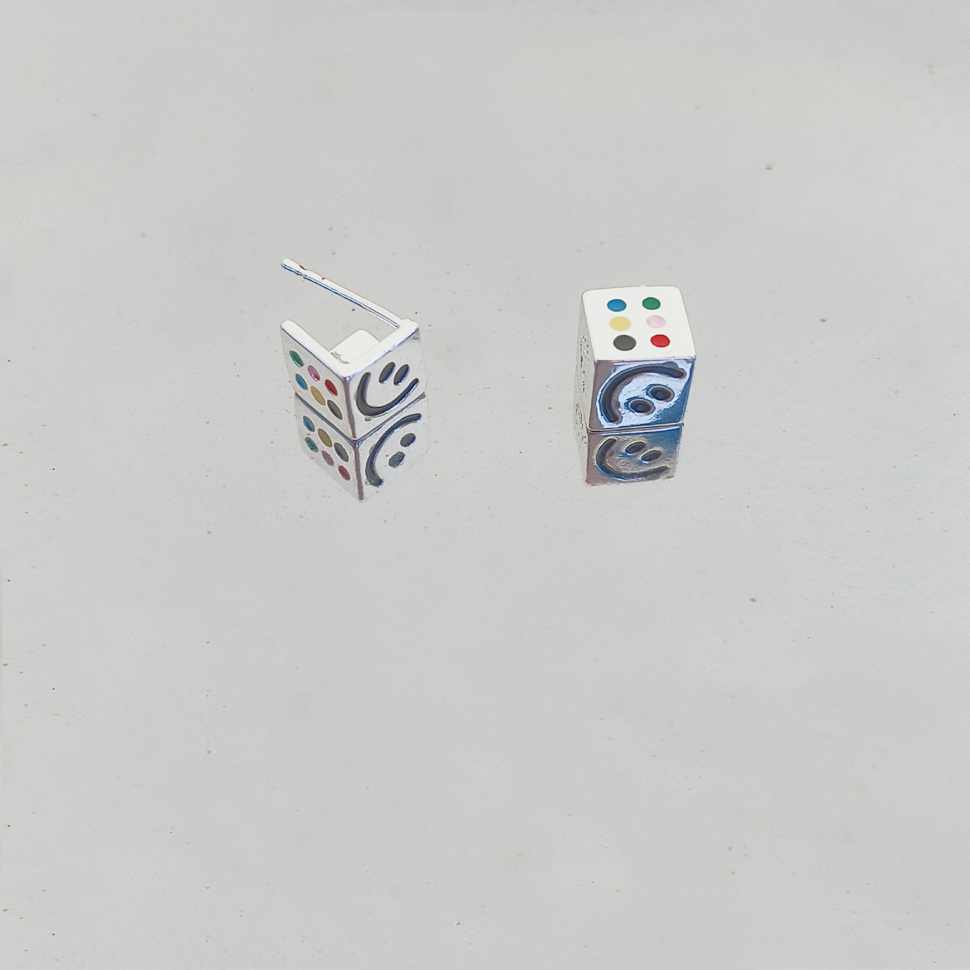 Personalized and creative design of dice smiley face stud earrings with three-sided patterns, a new style of high-end and versatile earrings in 2025 Application Scenario