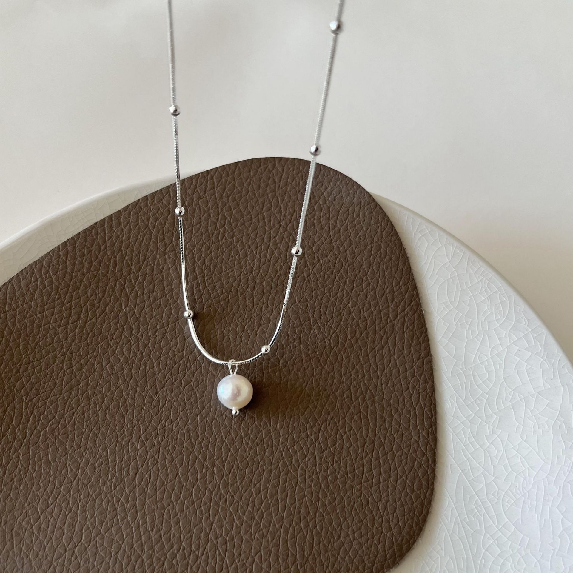 Simple and versatile pearl pendant collarbone chain, light luxury and niche design, new fashionable and elegant necklace style for women details Picture