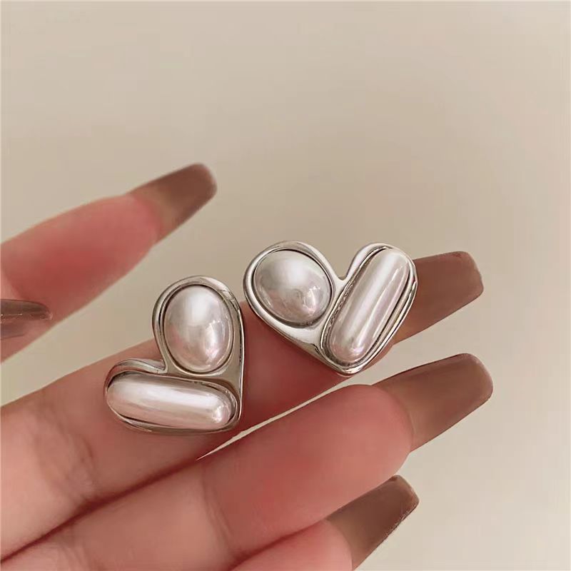 "Heart Set, French retro pearl silver stud earrings, ins light luxury, high-end, simple and elegant, versatile earrings. Application Scenario