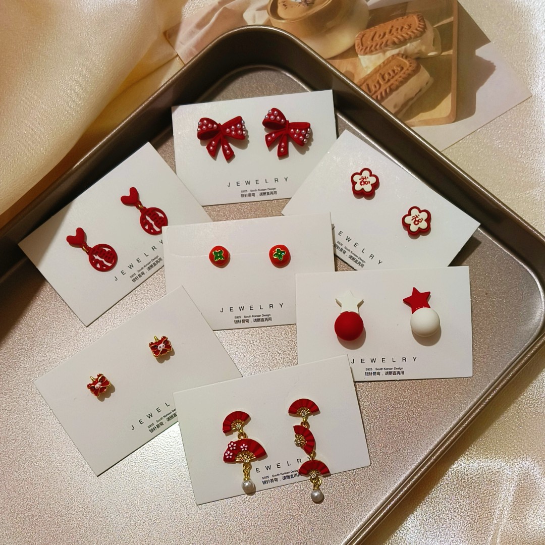 Chinese-style Ankela red earrings ~ Retro and festive, versatile stud earrings with an ins niche design sense full figure