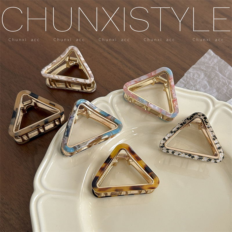 Korean-style alloy triangular gripper, acetic acid simple hollowed-out design, hair gripper at the back of the head, top clip, headpiece Specification drawing