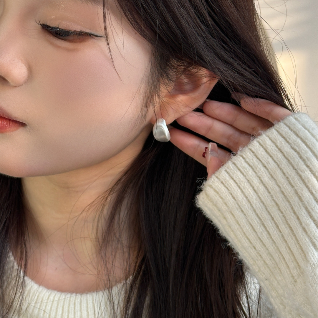 Silver brushed geometric stud earrings for women, a niche design with a high-end feel, a new bestseller in 2025, small and elegant earrings Application Scenario
