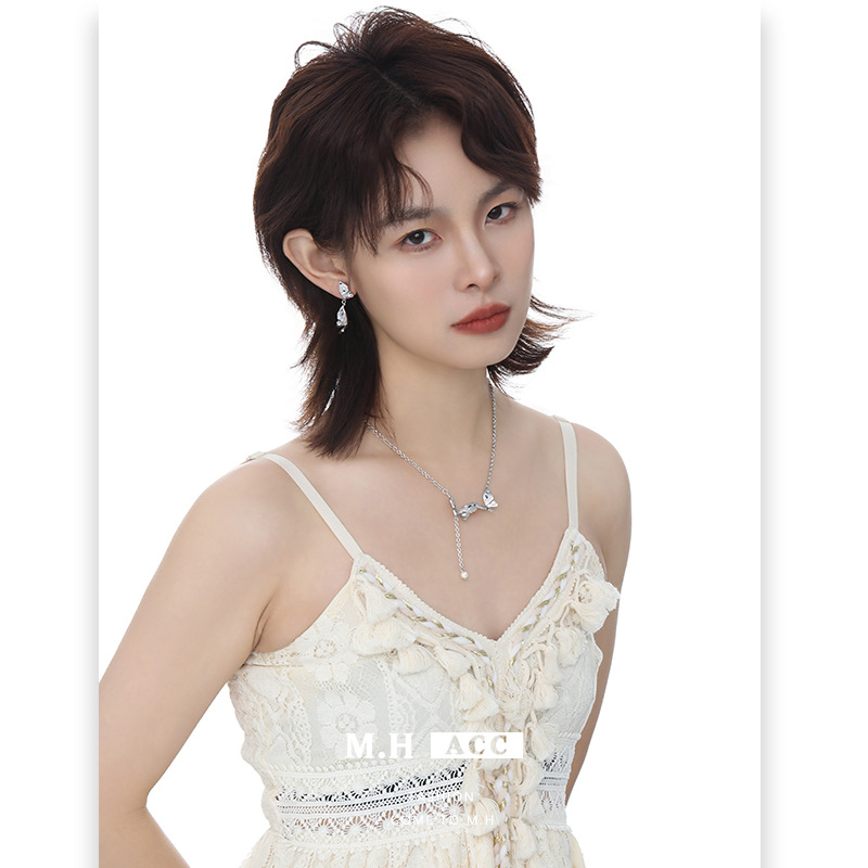 The texture Butterfly Zircon series features a light luxury, exquisite, sweet and cool, spicy girl style necklace, fashionable and versatile, and niche earrings and rings for women Specification drawing