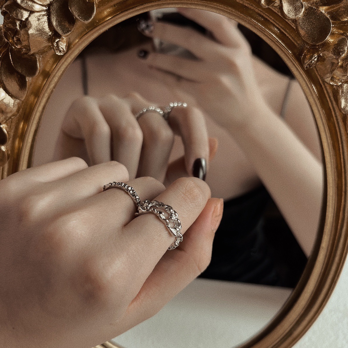 The textured hollowed-out plain ring is simple and versatile. It's an open ring for women on Instagram, with a cold style and a high-end feel. It's a unique and fashionable food ring details Picture
