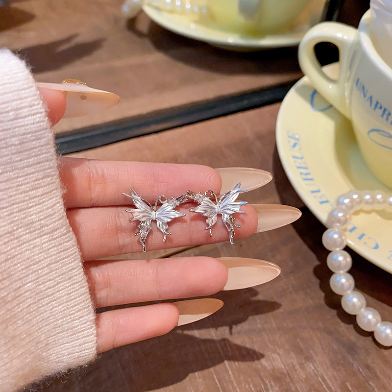 Korean-style metal diamond-encrusted butterfly stud earrings for women in autumn and winter are fashionable and retro. They exude a sense of sophistication, are simple and versatile, and are a trendy ear accessory full figure