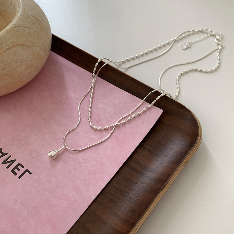Double-layer bean metal necklace for women, with a unique design sense, retro style, simple and versatile, elegant neckchain and collarbone chain Application Scenario