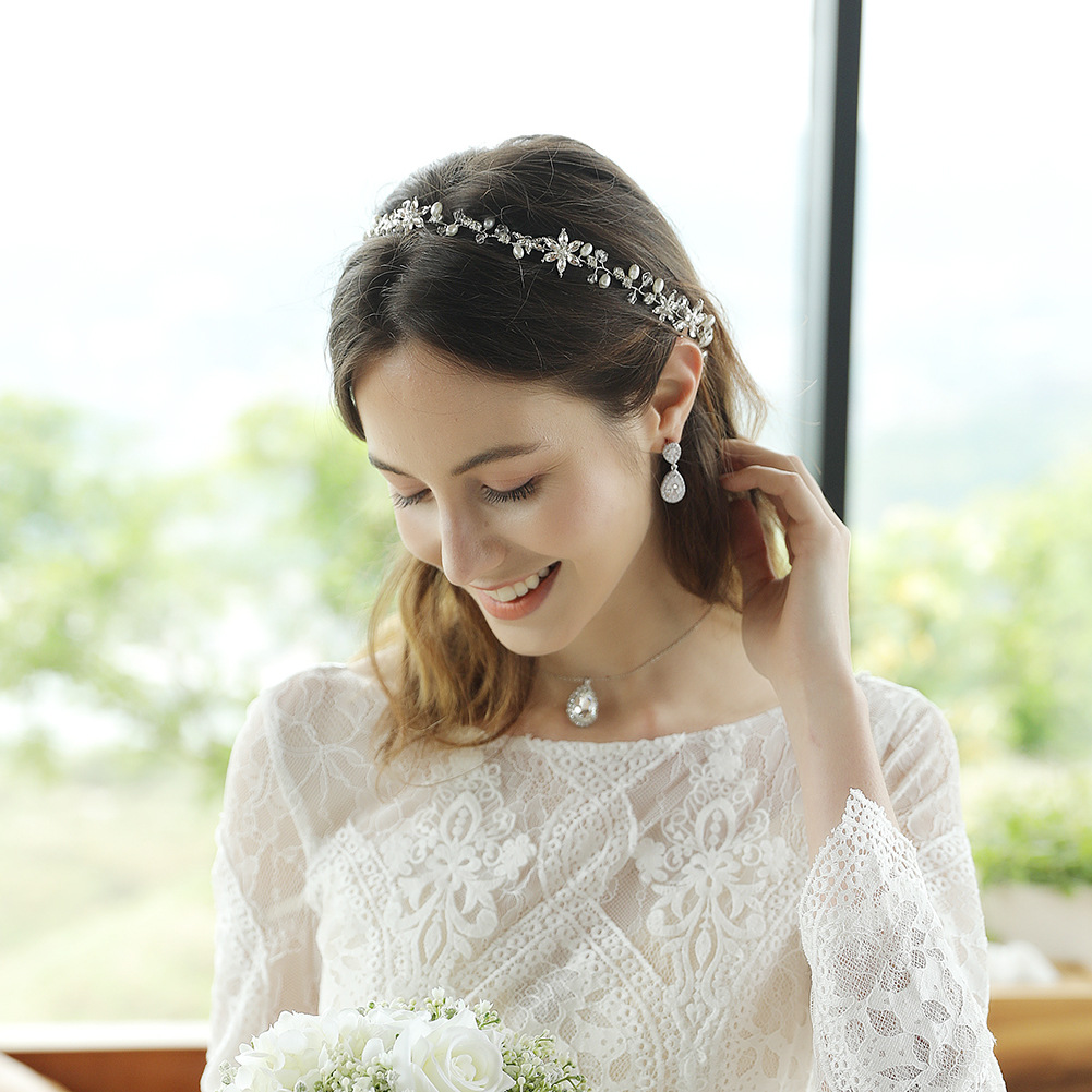 European and American accessories, starlight headbands, handcrafted pearl crystal headbands, versatile and simple bridesmaid dress headwear, wedding dress accessories Application Scenario