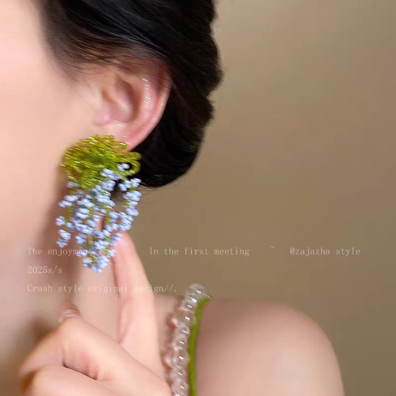 Seaside vacation beaded tassel earrings for women, early spring forest-style sweet face-showing small stud earrings, unique and beautiful contrasting color earrings details Picture