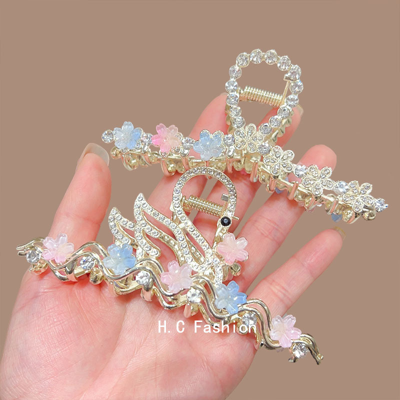 A new, elegant and sophisticated flower-shaped hairpin with a shark clip and a large female hairpin at the back of the head Specification drawing