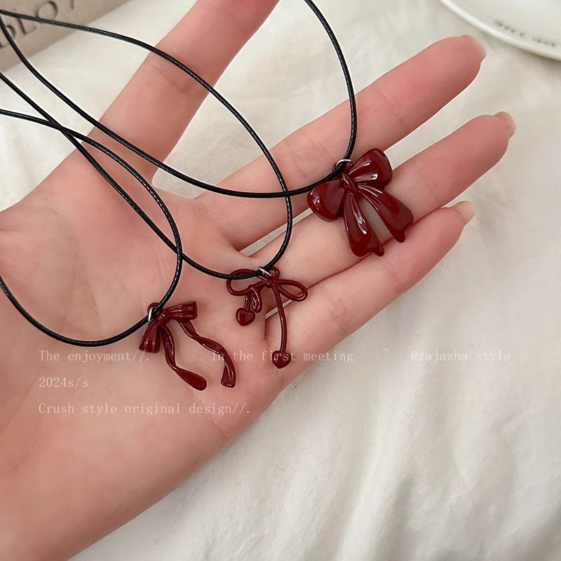 Ankela Red necklace is a niche new minimalist and versatile style. It features a black leather rope neckchain with a bow and a layered women's collarbone chain details Picture
