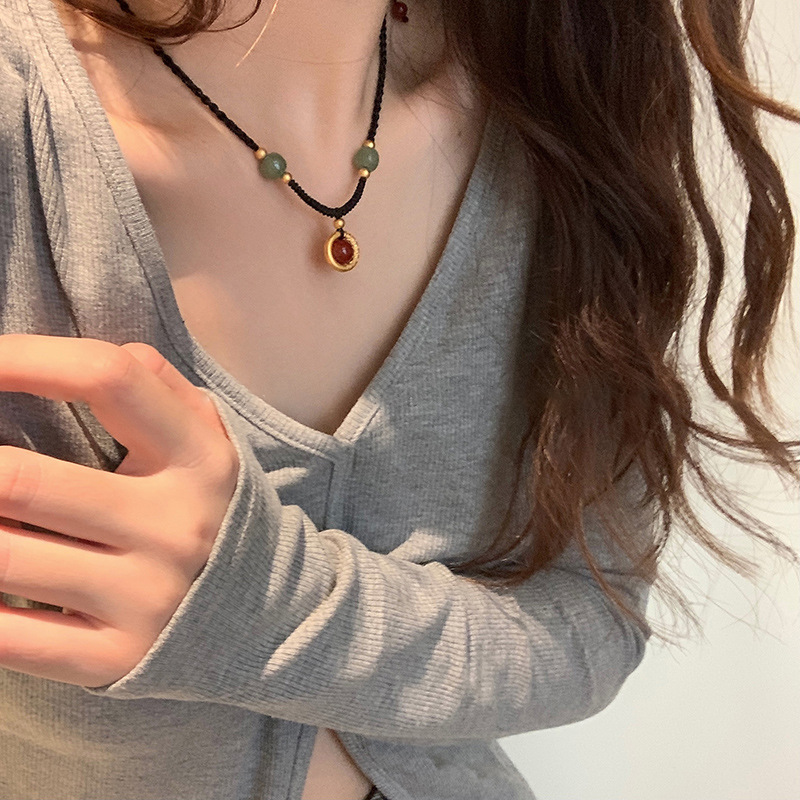Red agate peace pendant hand-woven rope necklace, a light luxury and niche pendant for women, collarbone chain for summer lovers Specification drawing