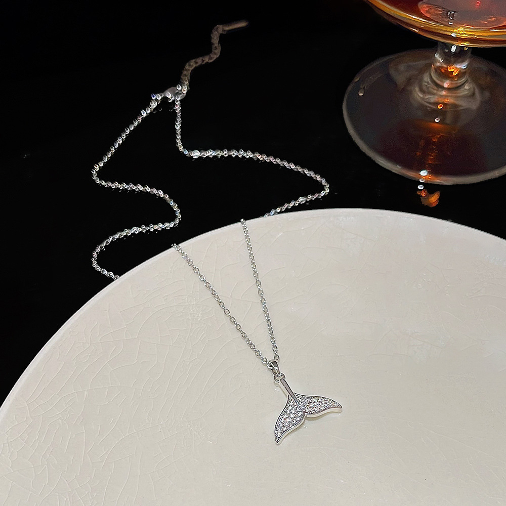 Hot-selling accessory: Super Flash Zircon fishtail necklace, light luxury and niche design sense collarbone chain, new neckchain accessory wholesale full figure
