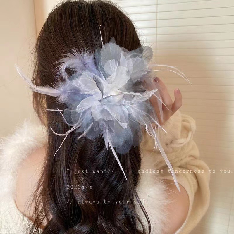 The popular French feather hair clip is a super elegant large-sized grab clip. It is a trendy headwear with a lot of hair and shark clip hair clips details Picture