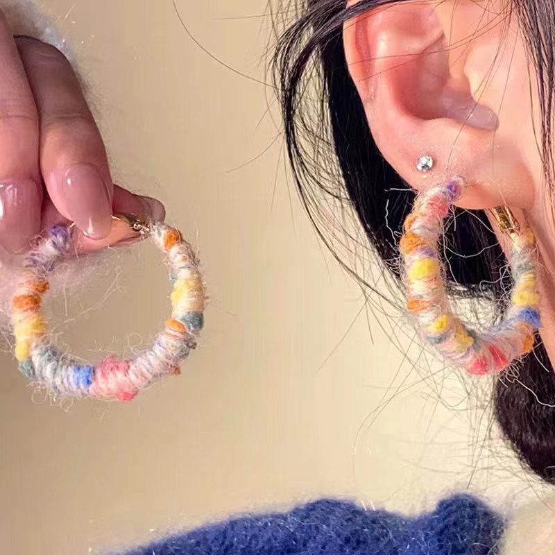 The new autumn and winter collection of wrapped colored woolen ear loops exudes a feminine charm, a niche and high-end look, and is fashionable and versatile Specification drawing