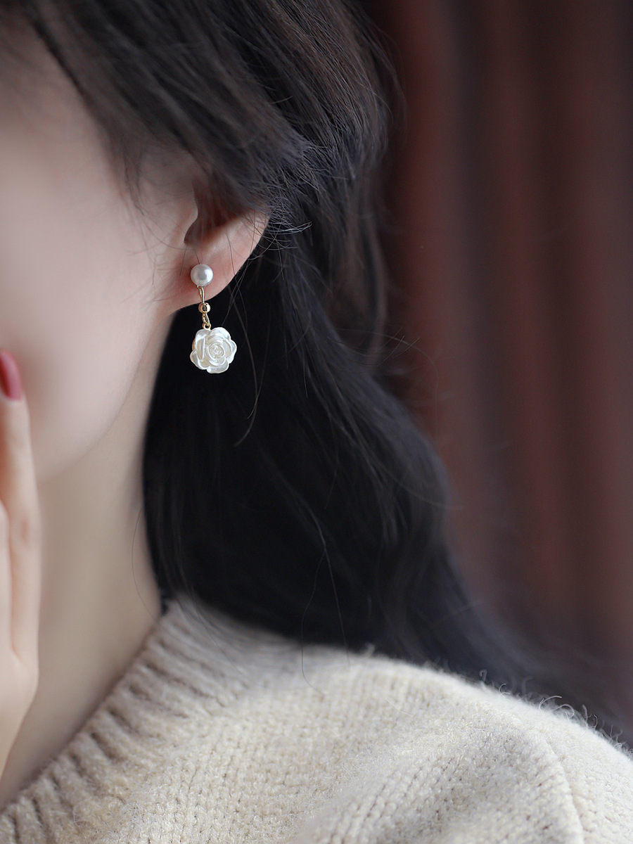 Camellia pearl earrings with a niche design sense, high-end stud earrings, new trendy and unique flower earrings for women in the autumn of 2025 details Picture