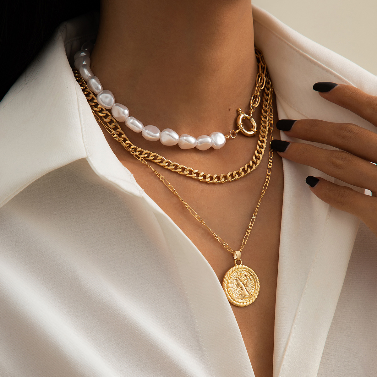 European and American cross-border jewelry, elegant little Chanel style, irregular-shaped pearl imitation necklace, women's retro and simple portrait pendant necklace details Picture