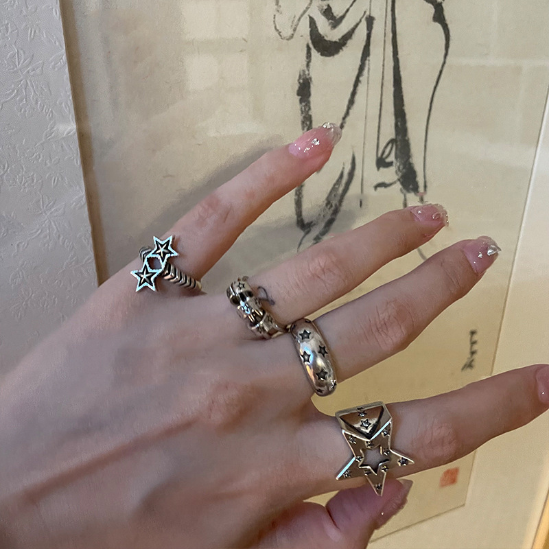 Korean retro, aged, niche and unique hollowed-out five-pointed star silver vintage ring for women on Instagram with adjustable opening Application Scenario