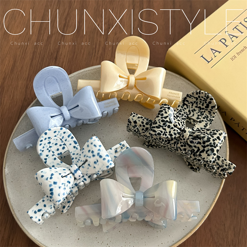 The "Little Sweet Potato French Niche High-quality Design Bow acetate grabber" with an elegant and sweet charm and a shark clip full figure