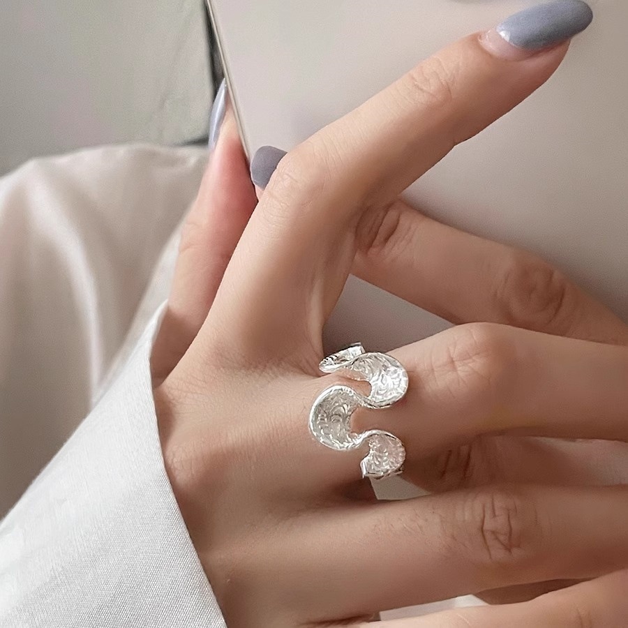 Tang Dynasty grass pattern wave-rolled ring for women, 925 silver, ins style, niche design, high-end feel, light luxury, versatile index finger ring Application Scenario