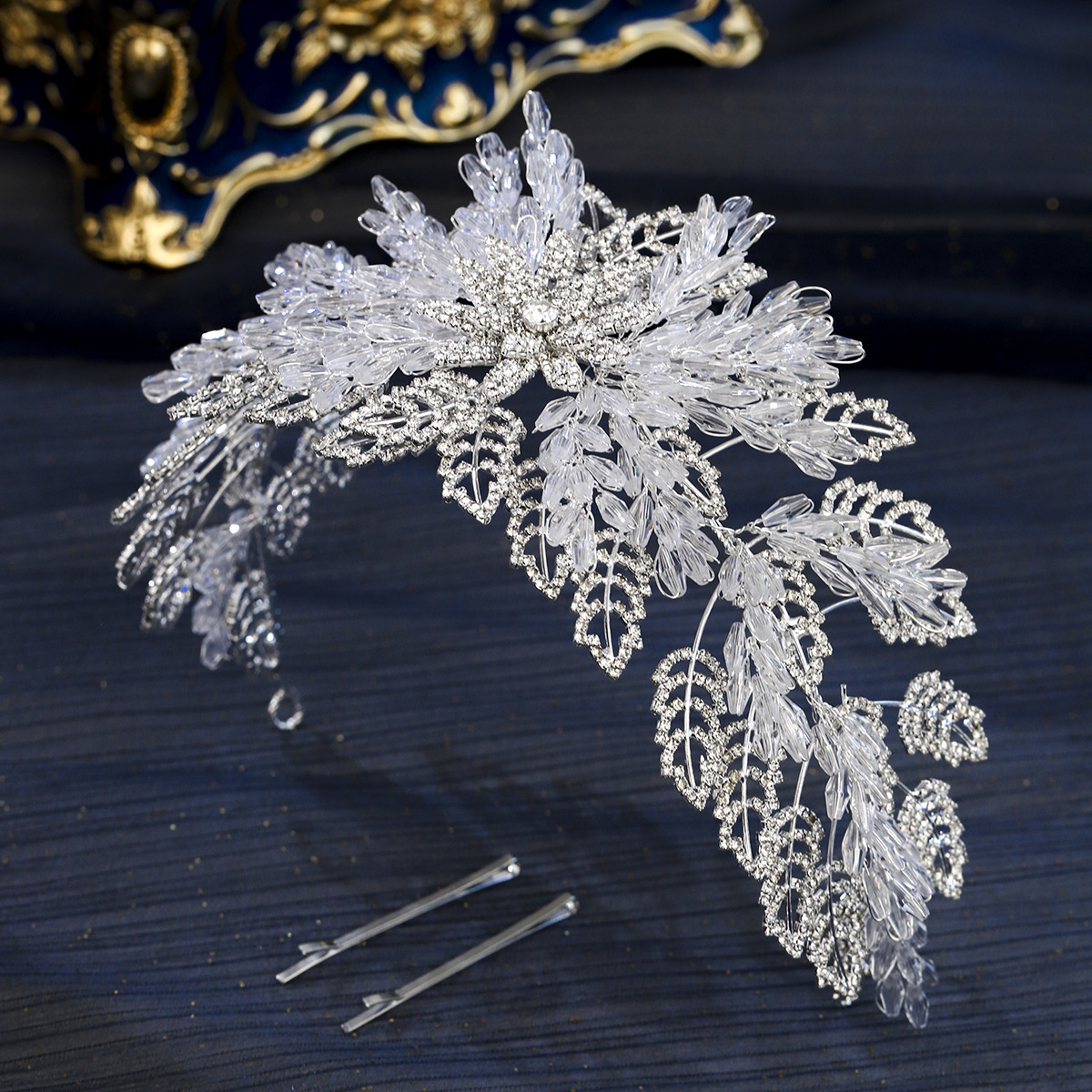 New high-end handcrafted bridal headbands from Europe and America, heavy crystal beaded headbands, grand and luxurious wedding headwear for women details Picture