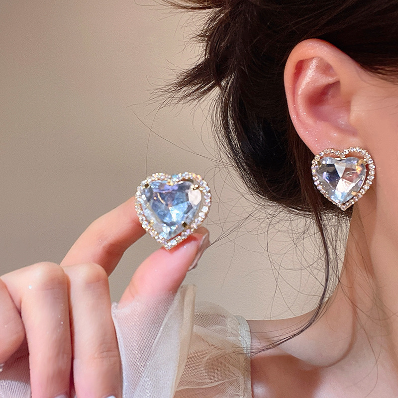 Retro and exaggerated, double-layer heart-shaped stud earrings with full diamonds, unique European and American edge-shaped heart-shaped ear clips, high-end earrings details Picture
