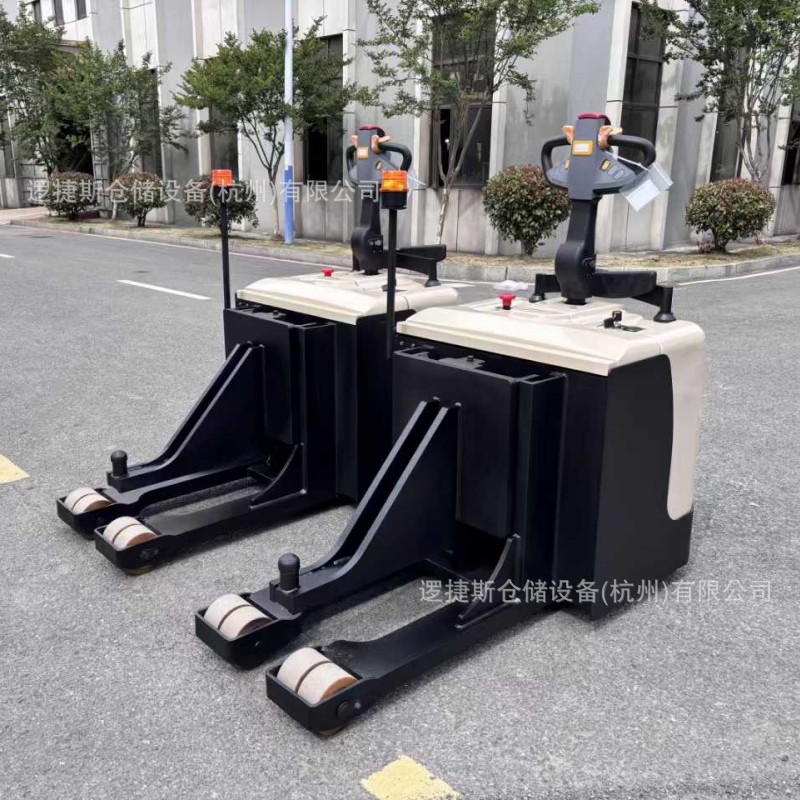 The 8-ton load-bearing tractor, a storage equipment for warehouse handling, is equipped with a lifting battery trailer and a ride-on tractor head details Picture