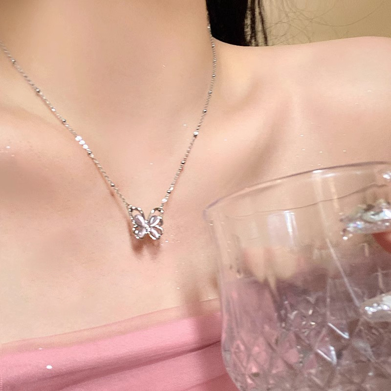 Strawberry crystal butterfly necklace for women's summer vibe, a niche design collarbone chain, a trendy and stylish accessory for 2023 Specification drawing