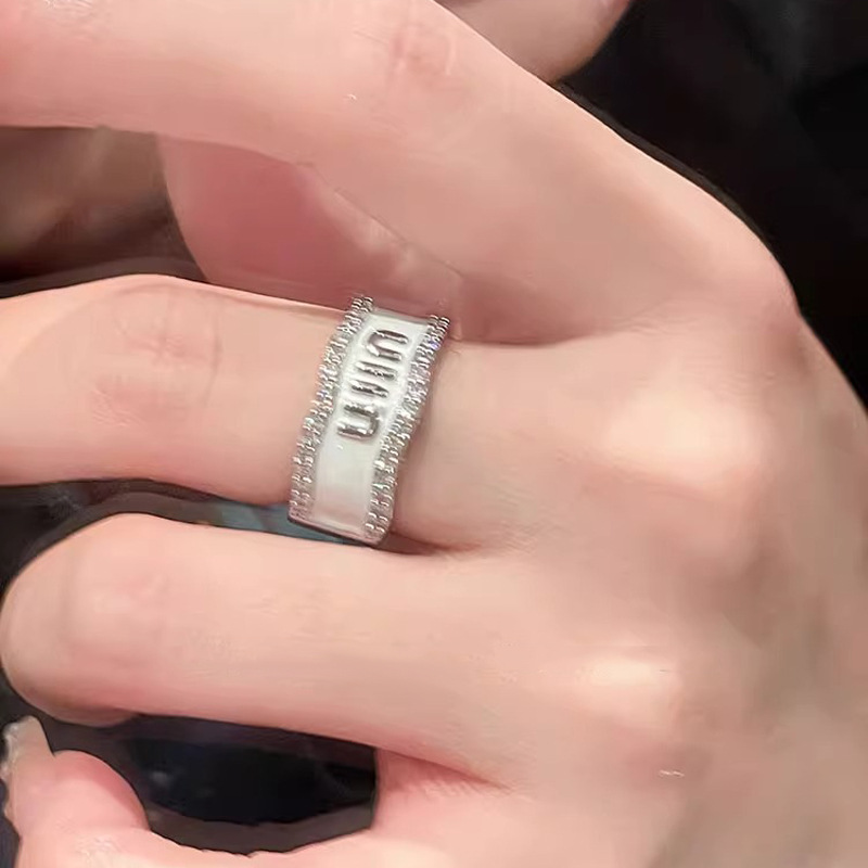 A niche letter ring for women, with a light luxury and high-end feel, and a diamond-encrusted index finger ring. It's an Instagram personalized and fashionable couple ring trend details Picture