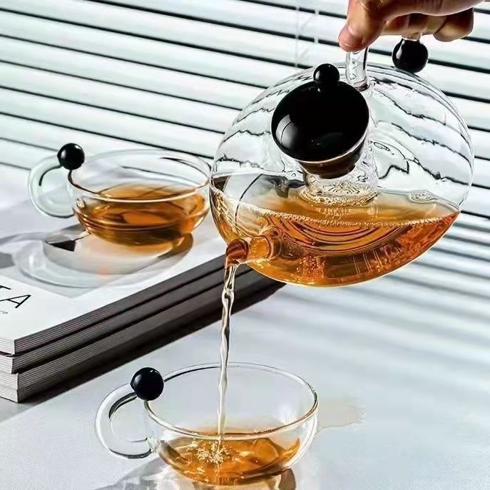 New Nordic-style mouse-tail teapot, heat-resistant transparent glass teapot, tea sets, tea cups, tea boiling teapot, tea brewing teapot, and tea filtering and brewing vessel Application Scenario