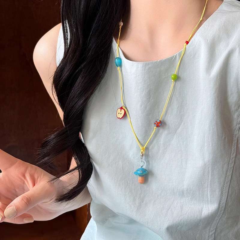 Dopamine-colored beaded mushroom pendant necklace, a niche design for women, simple and elegant, versatile collarbone chain Application Scenario