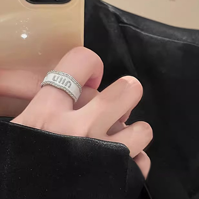 A niche letter ring for women, with a light luxury and high-end feel, and a diamond-encrusted index finger ring. It's an Instagram personalized and fashionable couple ring trend Application Scenario